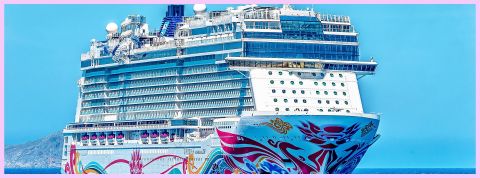 La croisière s'amuse Un bateau de croisière sur fond bleu