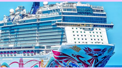 Un bateau de croisière sur fond bleu