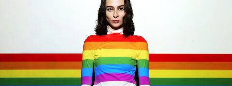 Inclusion des personnes transgenres et non binaires : on peut mieux faire en France Femme avec des vetements aux couleurs LGBTQA