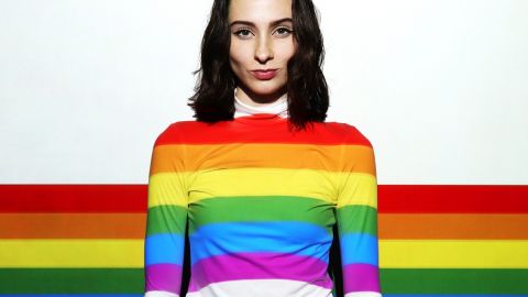 Femme avec des vetements aux couleurs LGBTQA