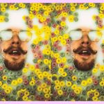 Un visage qui s'enfonce dans des céréales flottant dans du lait