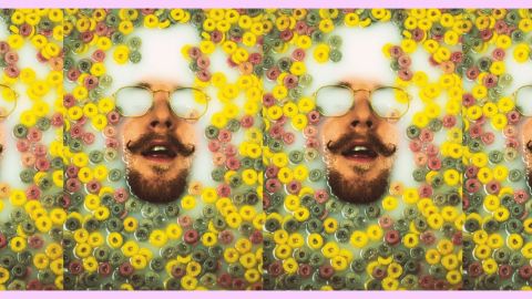 Les hipsters sont-ils devenus conservateurs ? Un visage qui s'enfonce dans des céréales flottant dans du lait