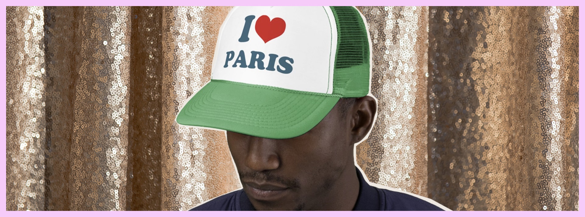 Que dit de nous une casquette I Love Paris ? - L'ADN Homme noir portant une casquette I love Paris sur un rideau pailleté
