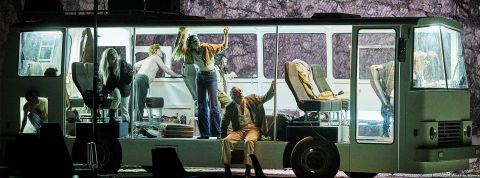 - Le jardin des délices - : peut-on aimer un epièce que l'on ne comprend pas ? Un bus dans la pièce - Le jardin des delices -