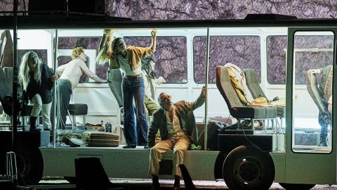 Un bus dans la pièce  - Le jardin des delices - 