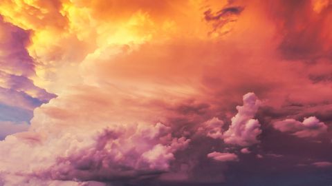 Ciel nuageux de toutes les couleurs