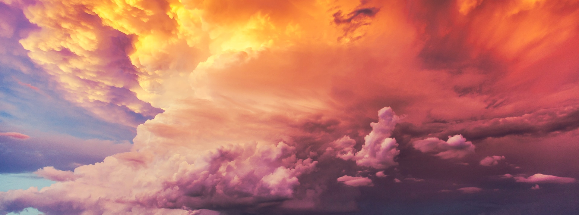 Ciel nuageux de toutes les couleurs