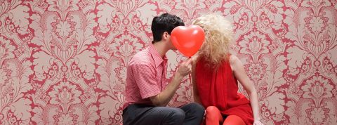 Quand les effets de la révolution #metoo se font attendre … Couple s'embrassant derrière un ballon en forme de coeur