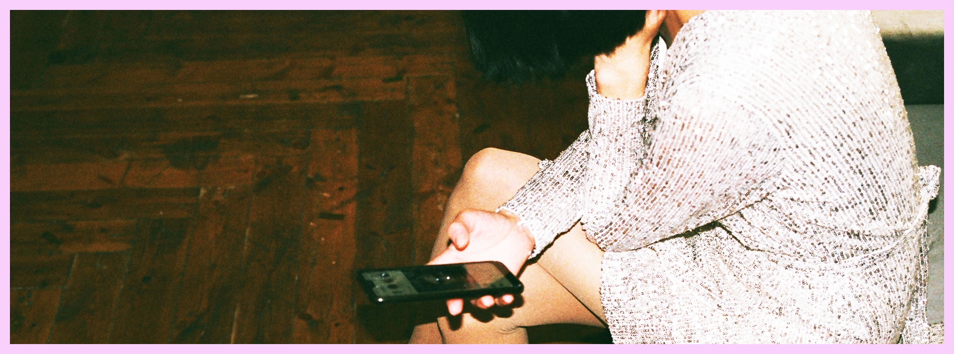 C'est quoi les date-me docs ? - L'ADN Une fille assisse en robe avec un téléphone en main