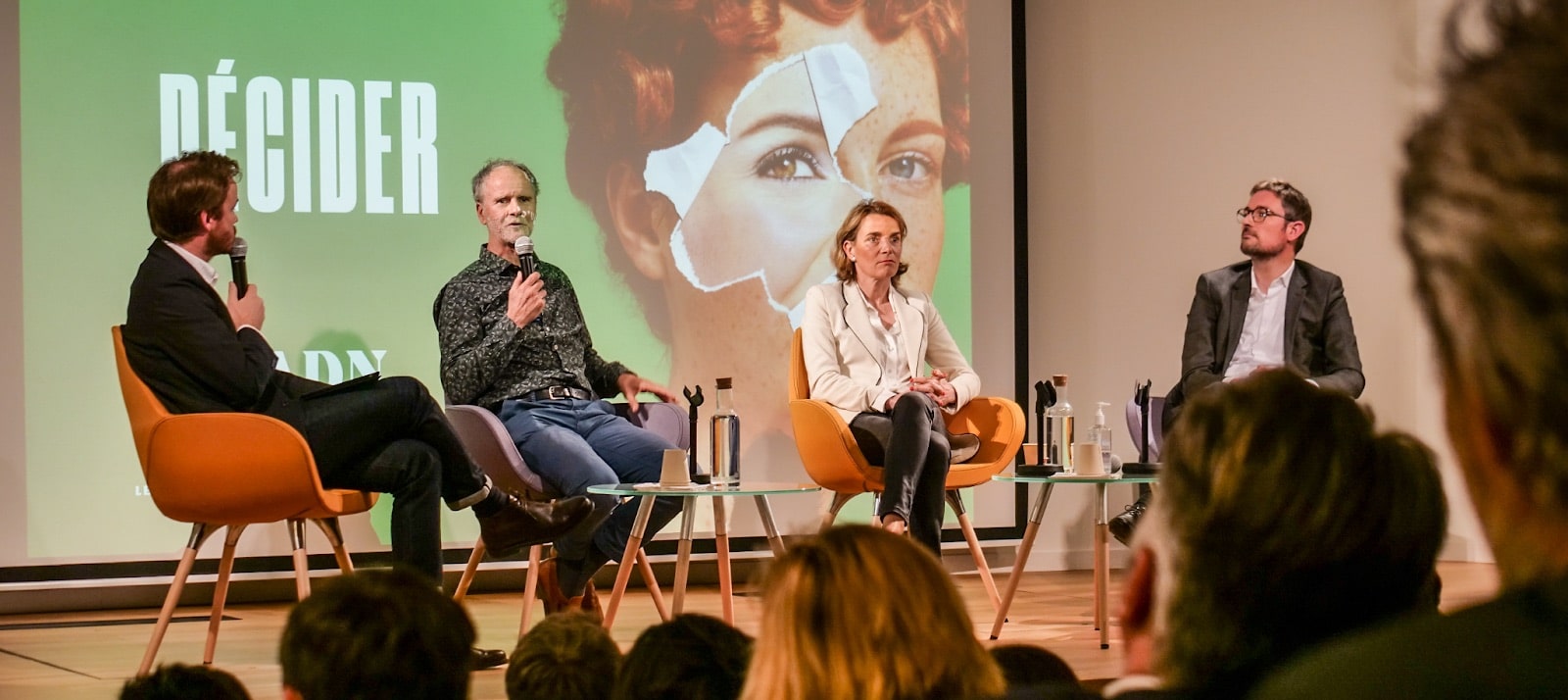 soiree revue 4 personnes assises sur scène