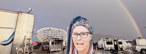 Burning-man-2023 une rasta blanche dans un camp boueux