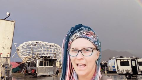 une rasta blanche dans un camp boueux