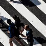 Des gens en train de marcher dans la rue