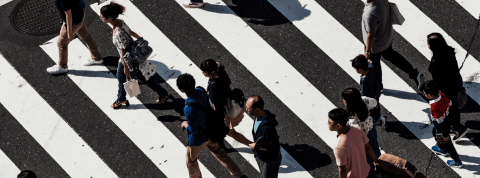C'est quoi le humancore ? Des gens en train de marcher dans la rue