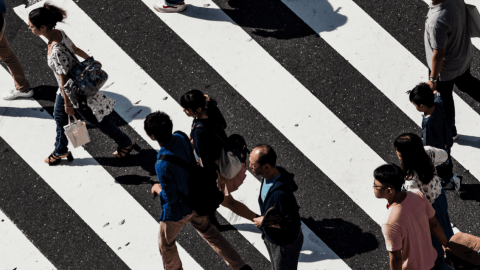 Des gens en train de marcher dans la rue