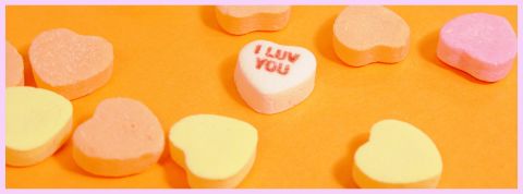 Qui sont les pick me up artist au féminin ? Des pilules en forme de coeur sur fond orange