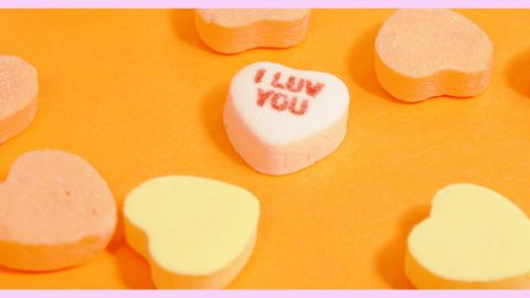 Des pilules en forme de coeur sur fond orange