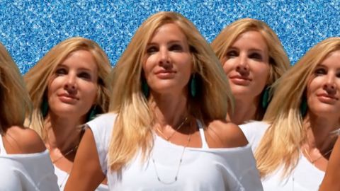 une femme blonde copiée collée