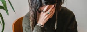 Une femme déprimée, la tête dans les mains