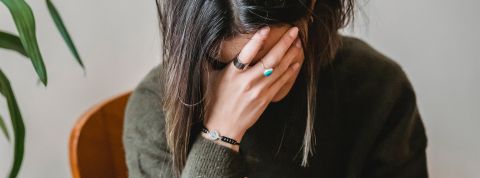 Les Français ont plus peur de perdre leur job que de mourir Une femme déprimée, la tête dans les mains