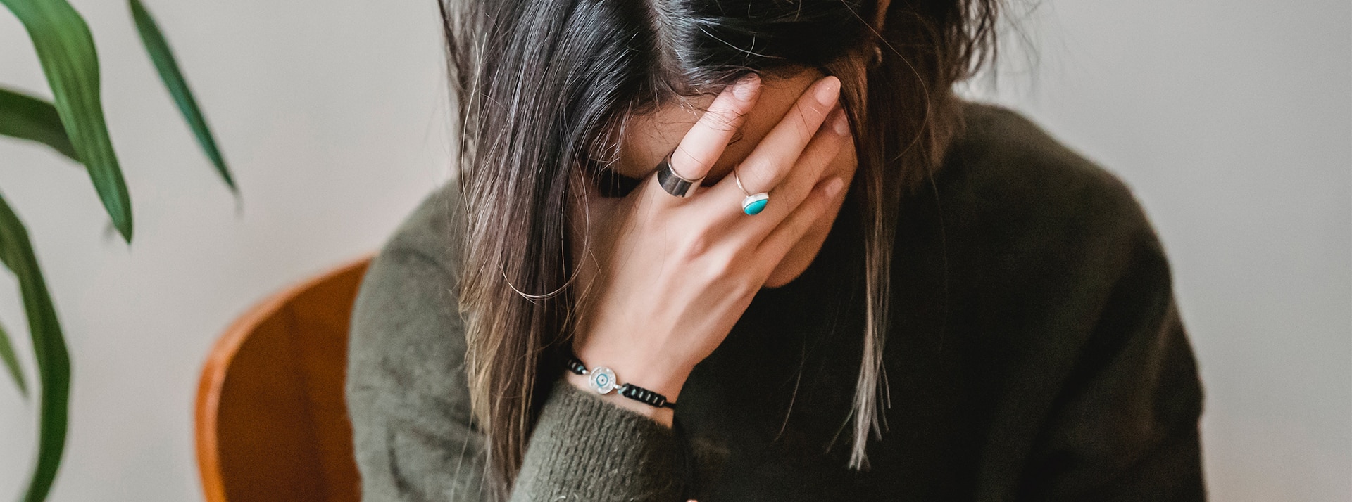 Les Français ont plus peur de perdre leur job que de mourir - L'ADN Une femme déprimée, la tête dans les mains