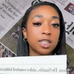 Kelsey Russel en train de lire le NY Times sur TikTok
