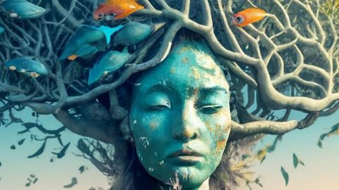 Un arbre au visage féminin bleu avec des poissons dans ses branches