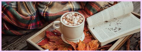 Pourquoi les filles aiment l'automne ? Une tasse pleine de chocolat chaud