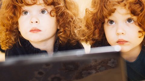 Deux filles rousses qui regardent un écran