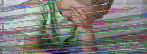 Quelles tech pour nettoyer le web des images pédocriminelles ? Un enfant sur une image brouillée