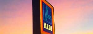 Une enseigne Aldi sur un ciel rose de fin de journée