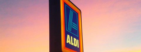 Achats : les Français privilégient le prix mais n'oublient pas l'environnement Une enseigne Aldi sur un ciel rose de fin de journée
