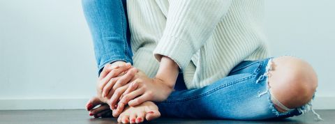 L’Irlande introduit le congé payé pour les victimes d'abus Une femme assise à terre