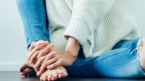 Une femme assise à terre