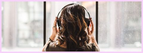 C'est quoi l'ASMR et les vidéos toxic boyfriend ? Une femme de dos avec un casque sur la tête