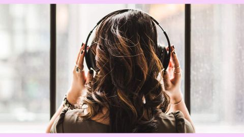 C'est quoi l'ASMR et les vidéos toxic boyfriend ? Une femme de dos avec un casque sur la tête