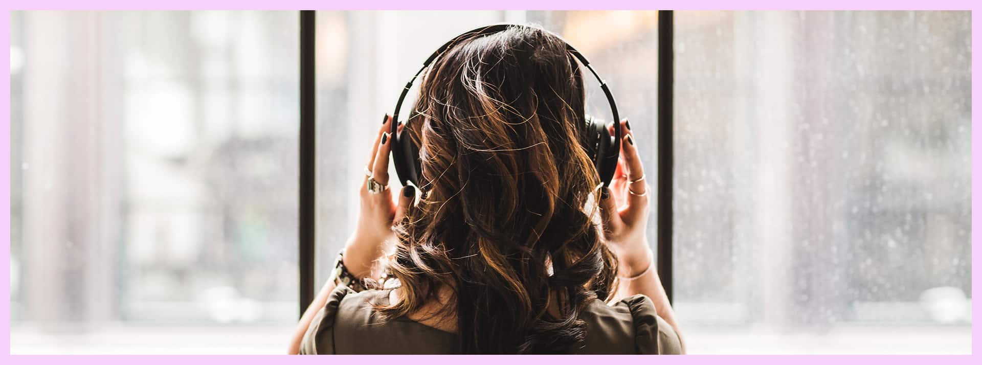 C'est quoi l'ASMR et les vidéos toxic boyfriend ? - L'ADN Une femme de dos avec un casque sur la tête