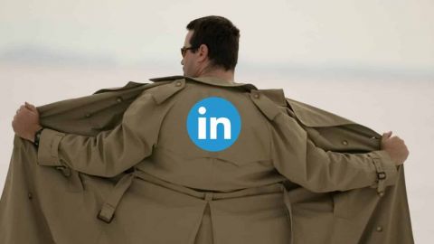 Homme de dos avec un imperméable ouvert- Logo LinkedIn au dos de l'imperméable