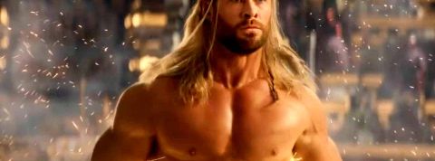 Le diktat de l'ultraperformance s'impose désormais aux hommes. Super héros torse nu - Thor / Chris Hemsworth