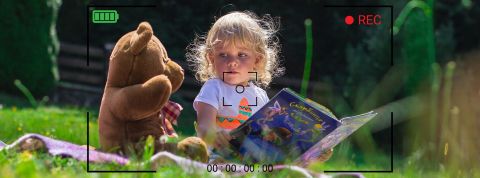 Protéger les enfants ou le droit à la vie privée en ligne : faut-il vraiment choisir ? une petite fille filmée par une caméra