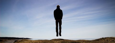levitation-bord-mer un homme lévite sur une plage