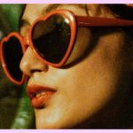 Une femme qui porte des lunettes rouge en forme de cœur