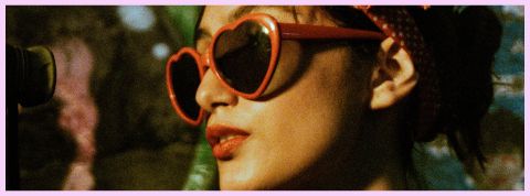 Cette coach bien-être pense que les lunettes sont un mensonge Une femme qui porte des lunettes rouge en forme de cœur