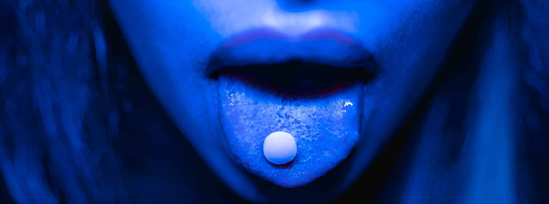 Les prodrogues : de nouvelles substances difficiles à détecter - L'ADN Femme tirant la langue avec une pillule