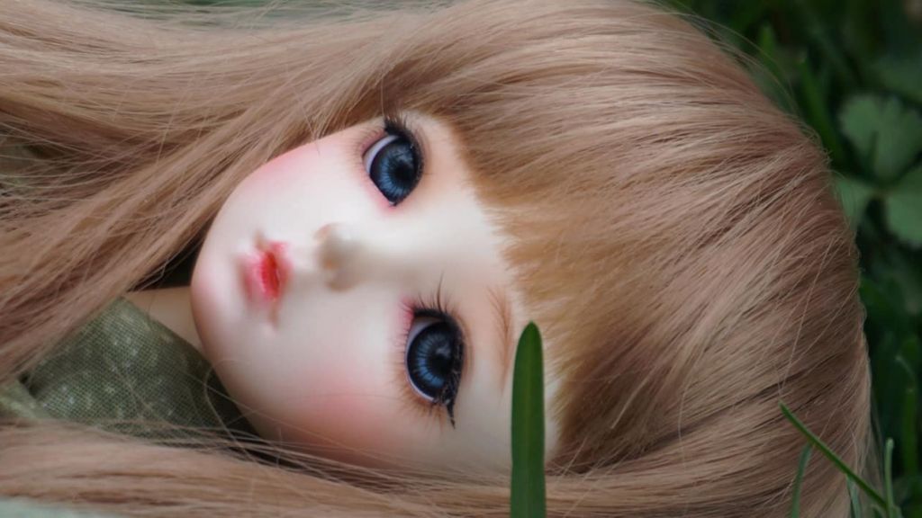 poupée-dans-lherbe