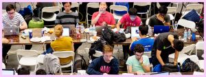 Des hommes à un hackathon