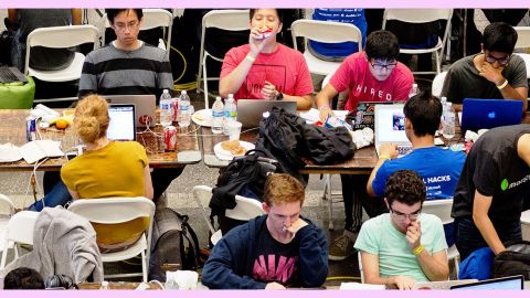 Des hommes à un hackathon