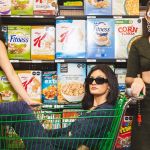 Trois femmes dans un supermarche posent dans un rayon de céréales