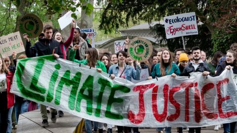 Jeunes manifestants tenant une banderole : climate justice