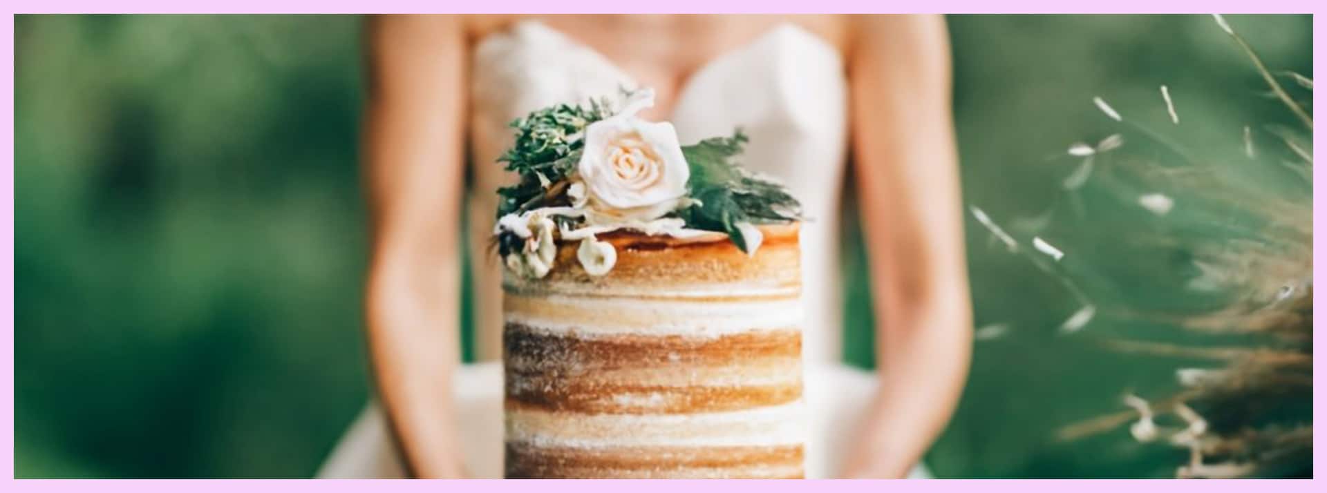 Un gâteau de mariage tenue par une mariée